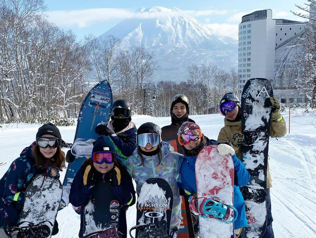 藤森由香さんのインスタグラム写真 - (藤森由香Instagram)「1/18のゆっちと滑ろうtrip in 北海道　ニセコビレッジ会‼️天気に恵まれて、コンデションも良くてメンバーも最高に面白くて1人オカマに仕上げて、一日中笑いまくった会でした😆みんな私のライディングについてきてくれたし、色々地形を使って遊んだり、ベーシックなカービングで攻めたりして板の使い方を色々トライしてくれた。 参加者同士で仲良くなってくれて凄い嬉しかった😊  皆さん本当にありがとう🙏🙏 #niseko #滑ろう会#his#avex#snowboard#hokkaido#ニセコビレッジ#北海道ツアー　#minmi #壁遊び」1月23日 9時31分 - yukafujiforest