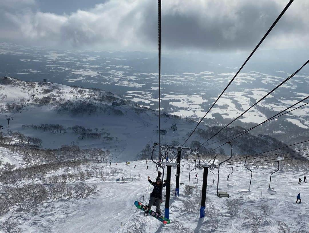 藤森由香さんのインスタグラム写真 - (藤森由香Instagram)「1/18のゆっちと滑ろうtrip in 北海道　ニセコビレッジ会‼️天気に恵まれて、コンデションも良くてメンバーも最高に面白くて1人オカマに仕上げて、一日中笑いまくった会でした😆みんな私のライディングについてきてくれたし、色々地形を使って遊んだり、ベーシックなカービングで攻めたりして板の使い方を色々トライしてくれた。 参加者同士で仲良くなってくれて凄い嬉しかった😊  皆さん本当にありがとう🙏🙏 #niseko #滑ろう会#his#avex#snowboard#hokkaido#ニセコビレッジ#北海道ツアー　#minmi #壁遊び」1月23日 9時31分 - yukafujiforest