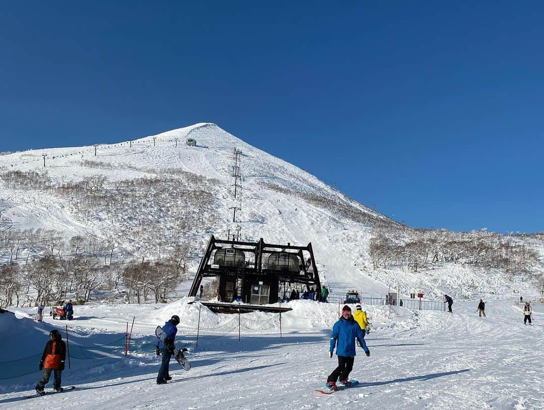 藤森由香さんのインスタグラム写真 - (藤森由香Instagram)「1/18のゆっちと滑ろうtrip in 北海道　ニセコビレッジ会‼️天気に恵まれて、コンデションも良くてメンバーも最高に面白くて1人オカマに仕上げて、一日中笑いまくった会でした😆みんな私のライディングについてきてくれたし、色々地形を使って遊んだり、ベーシックなカービングで攻めたりして板の使い方を色々トライしてくれた。 参加者同士で仲良くなってくれて凄い嬉しかった😊  皆さん本当にありがとう🙏🙏 #niseko #滑ろう会#his#avex#snowboard#hokkaido#ニセコビレッジ#北海道ツアー　#minmi #壁遊び」1月23日 9時31分 - yukafujiforest