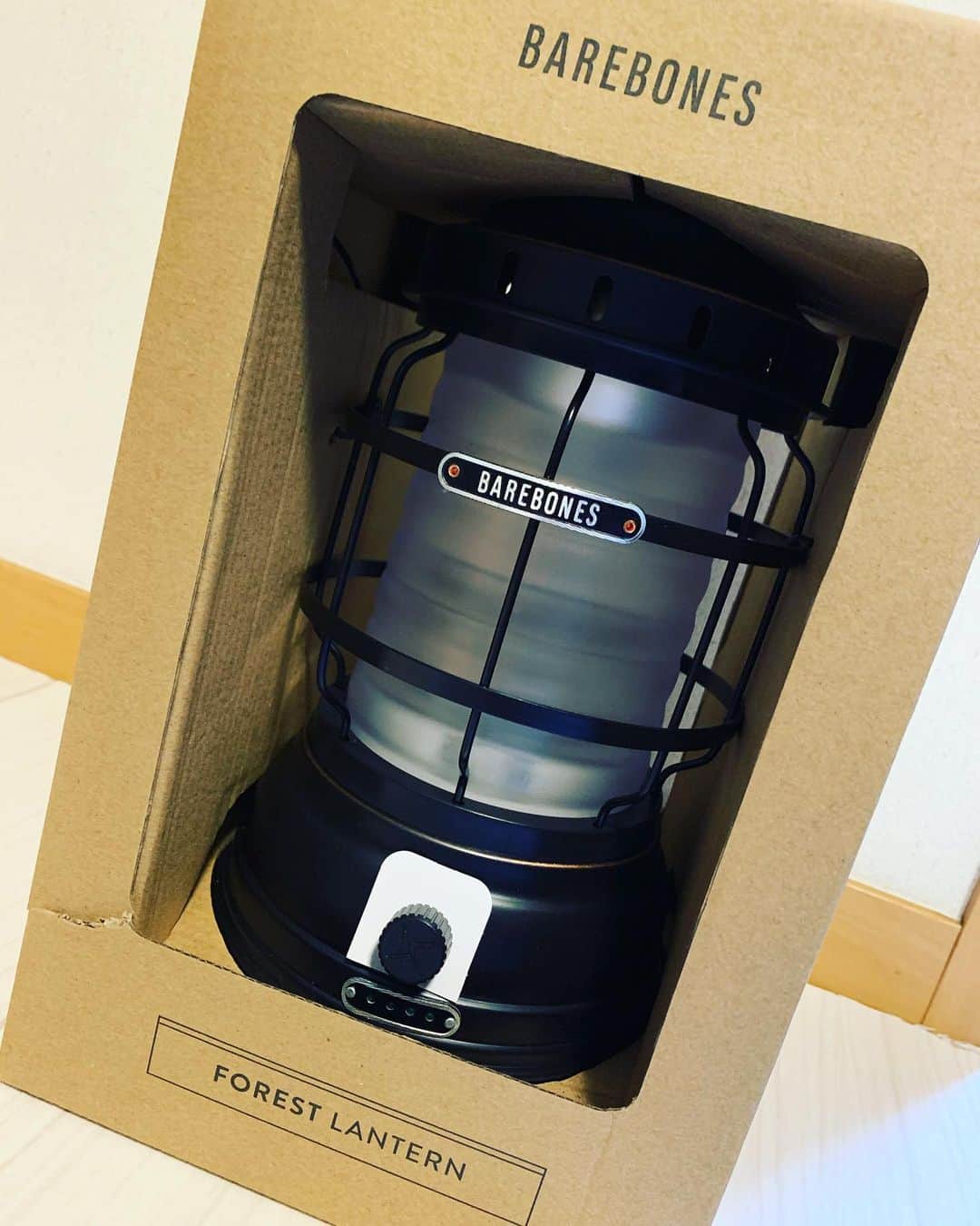長田成哉のインスタグラム：「メインランタン、お迎えしました。 #barebones のフォレストランタン。早くキャンプに行きたい。」