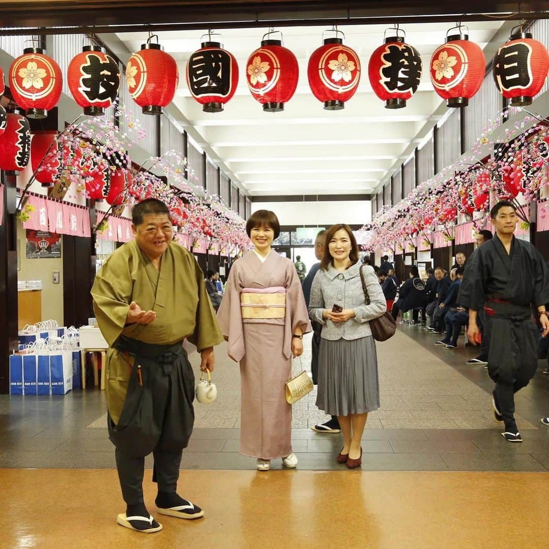 日本相撲協会さんのインスタグラム写真 - (日本相撲協会Instagram)「せっかくの相撲観戦だから、いつもより少し豪華に。 そんな方には「お茶屋さん」の利用がおすすめです。  専用の入り口を通って、 お席まで出方さんがご案内。 お茶のサービス。 お土産物の注文や、お茶屋さんでしか注文できないメニューをお席から注文する事もできます。  マス席でビールや名物の焼き鳥を食べながらの相撲観戦はいかがでしょうか？ ご予約は、国技館サービスにお電話ください。（03-3625-2111）  @sumokyokai ﻿ #sumo﻿  #相撲 ﻿ #力士﻿ #お相撲さん﻿ #大相撲 ﻿ #初場所 ﻿ #一月場所 #国技館 #両国 #両国国技館 #両国観光 #東京観光 #両国グルメ #両国ランチ #両国カフェ #伝統文化 #相撲案内所 #お茶屋さん #マス席 #桝席 #相撲観戦 #sumoday」1月23日 9時38分 - sumokyokai