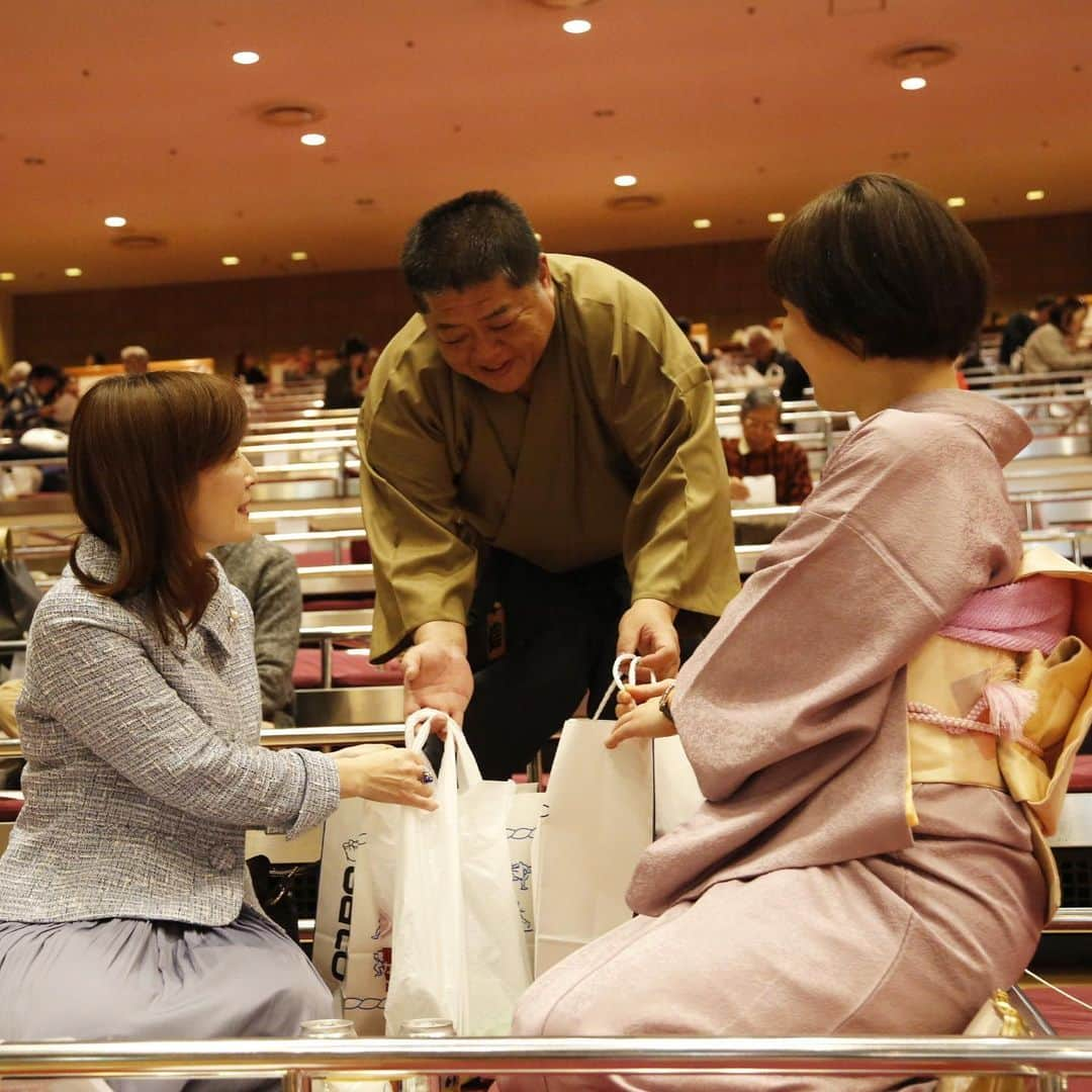 日本相撲協会さんのインスタグラム写真 - (日本相撲協会Instagram)「せっかくの相撲観戦だから、いつもより少し豪華に。 そんな方には「お茶屋さん」の利用がおすすめです。  専用の入り口を通って、 お席まで出方さんがご案内。 お茶のサービス。 お土産物の注文や、お茶屋さんでしか注文できないメニューをお席から注文する事もできます。  マス席でビールや名物の焼き鳥を食べながらの相撲観戦はいかがでしょうか？ ご予約は、国技館サービスにお電話ください。（03-3625-2111）  @sumokyokai ﻿ #sumo﻿  #相撲 ﻿ #力士﻿ #お相撲さん﻿ #大相撲 ﻿ #初場所 ﻿ #一月場所 #国技館 #両国 #両国国技館 #両国観光 #東京観光 #両国グルメ #両国ランチ #両国カフェ #伝統文化 #相撲案内所 #お茶屋さん #マス席 #桝席 #相撲観戦 #sumoday」1月23日 9時38分 - sumokyokai