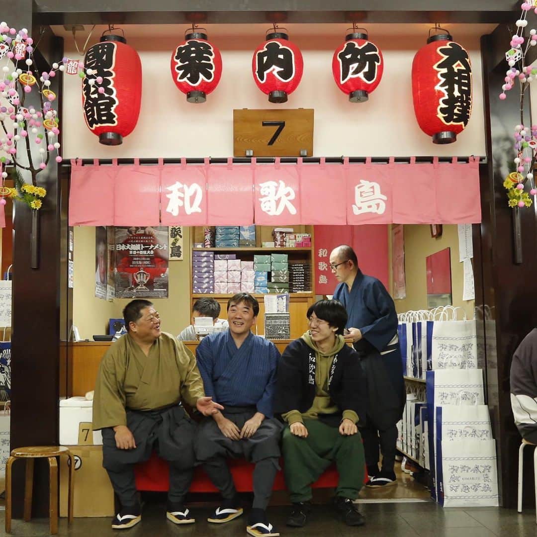 日本相撲協会さんのインスタグラム写真 - (日本相撲協会Instagram)「せっかくの相撲観戦だから、いつもより少し豪華に。 そんな方には「お茶屋さん」の利用がおすすめです。  専用の入り口を通って、 お席まで出方さんがご案内。 お茶のサービス。 お土産物の注文や、お茶屋さんでしか注文できないメニューをお席から注文する事もできます。  マス席でビールや名物の焼き鳥を食べながらの相撲観戦はいかがでしょうか？ ご予約は、国技館サービスにお電話ください。（03-3625-2111）  @sumokyokai ﻿ #sumo﻿  #相撲 ﻿ #力士﻿ #お相撲さん﻿ #大相撲 ﻿ #初場所 ﻿ #一月場所 #国技館 #両国 #両国国技館 #両国観光 #東京観光 #両国グルメ #両国ランチ #両国カフェ #伝統文化 #相撲案内所 #お茶屋さん #マス席 #桝席 #相撲観戦 #sumoday」1月23日 9時38分 - sumokyokai