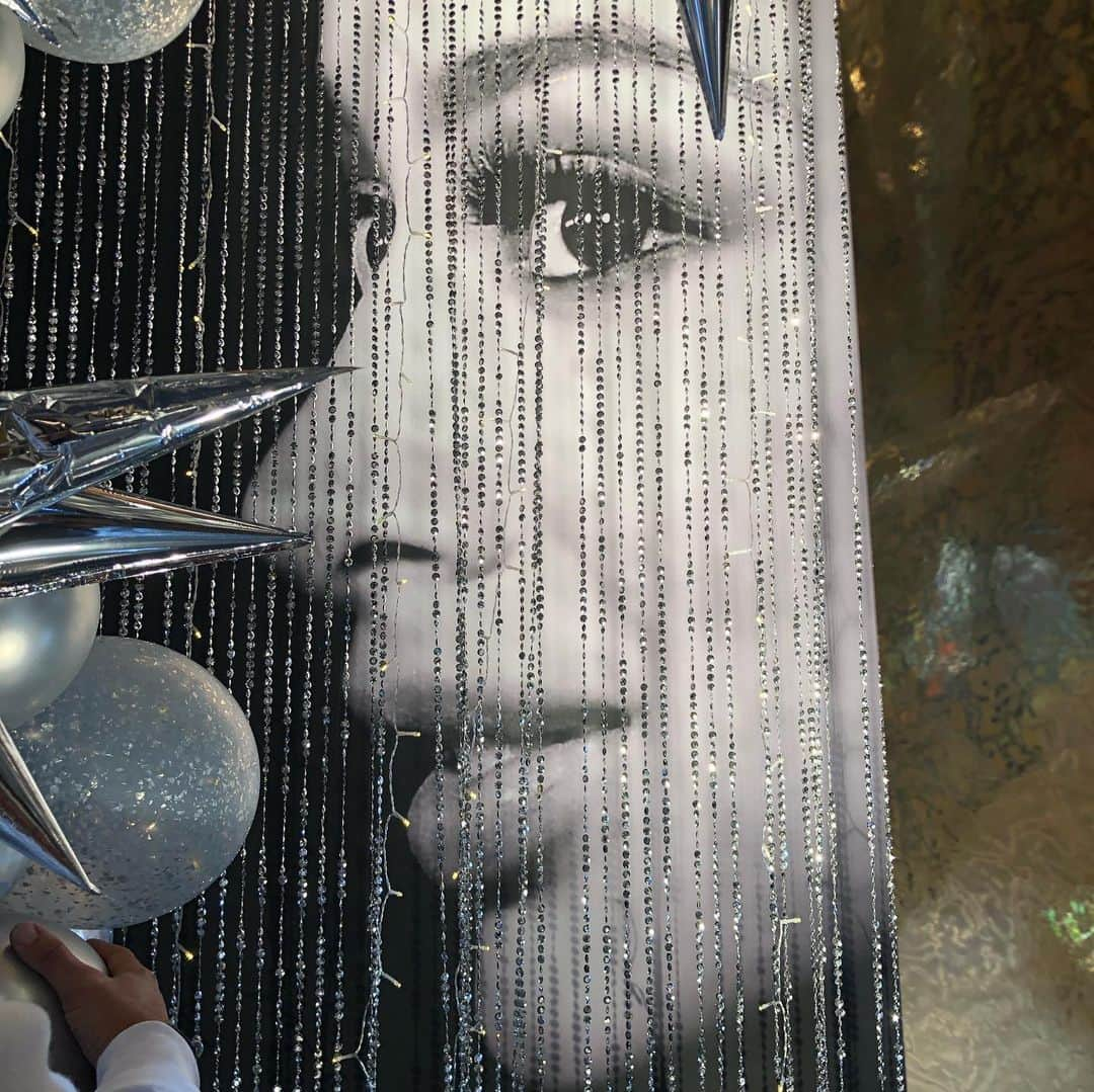 Draya Micheleさんのインスタグラム写真 - (Draya MicheleInstagram)「Definitely thought I was seeing my bday party location and walked into a surprise gift, 5 15ft photos of myself displayed in the most beautiful way.  Seriously the best and most thoughtful gift ever.  I cried.  MVP 🖤 1/23 #thiswasinthemiddleofthewoods #notmypartylocationorprops」1月23日 9時54分 - drayamichele