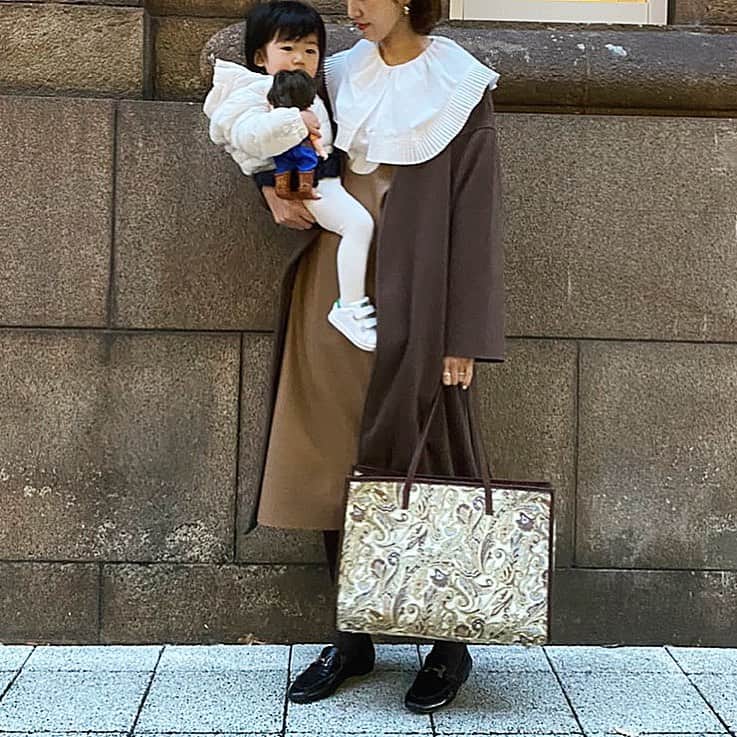 美生のインスタグラム：「このバッグ﻿ 昨日かおりさんとリョコさんとかぶってた🙄🤎﻿ ﻿ ライブ出る日は荷物が多いから必須✌️💕﻿ ﻿ ﻿ そして﻿ 人気のアウターが﻿ 少量再販してます♡﻿ ﻿ このカラーはないのですが﻿ 1番人気だったライトモカのカラーと﻿ 合わせやすいアイボリーがありますよ♡﻿ ﻿」