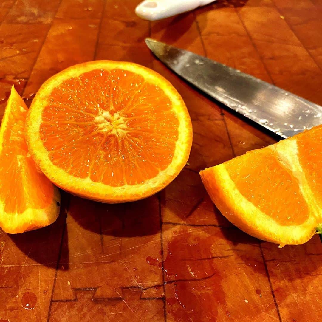 グレッグ・グランバーグさんのインスタグラム写真 - (グレッグ・グランバーグInstagram)「So sweet of my neighbors to unknowingly allow me to lean over onto their property and steal these delicious oranges off of their beautiful fruit tree.  Thanks Bruce. Thanks Barbara. I hope they’re not on IG.」1月23日 10時04分 - greggrunberg