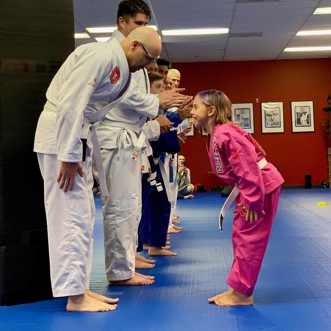 ケアリー・ハートさんのインスタグラム写真 - (ケアリー・ハートInstagram)「Proud of Willz. Got her first promotion in jujitsu today. She just started a few months ago and has been very committed. I think this is a great arts for kids. Teaches her respect, discipline, team work, and self defense. Love you and proud of you, Munchkin.」1月23日 10時03分 - hartluck