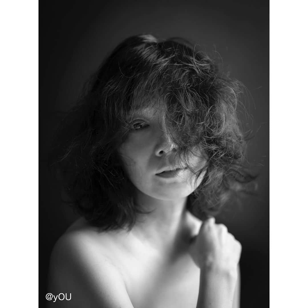 竹中友紀子のインスタグラム：「#作品撮影  すっぴん作品撮っていただきました。 顔はもちろんヘアも私自身のくせ毛そのまま。 全てを削ぎ落としたら新しい自分が見えてきた。 yOUさん、ありがとうございました！  #撮影 ... #yOU @youkphoto  #モデル ... #竹中友紀子  下北沢演劇祭×狼少年第11回公演 『阿呆も十一、番茶も出花 〜惑星地球　感情の星〜』 2020/2/5(水)〜2/9(日) @ 下北沢B1劇場 チケットはプロフィールURLよりご購入いただけます。 終演後はロビーにてご挨拶させていただきます^ ^ 劇場にてお会いできるのを楽しみにしています♪」