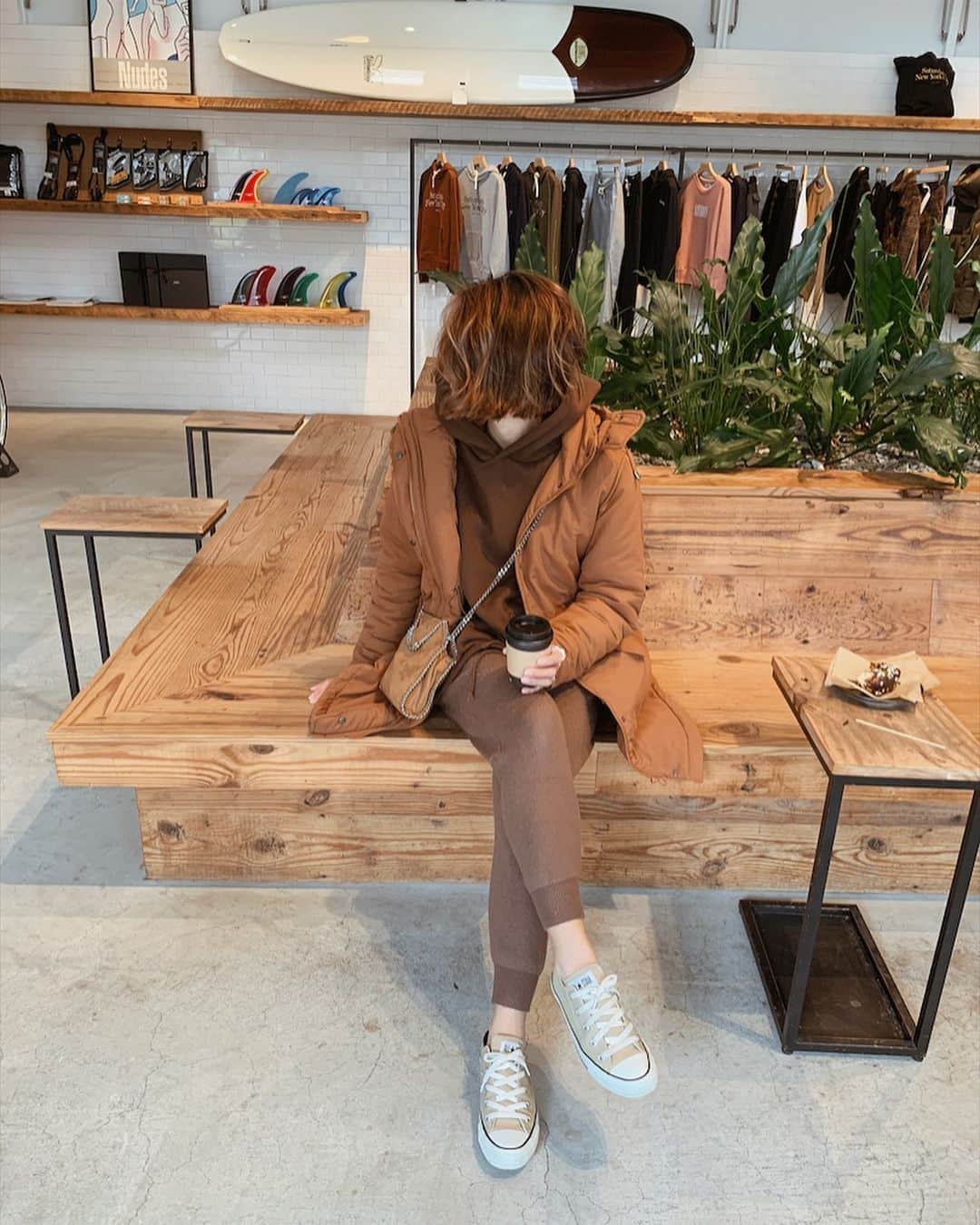 のインスタグラム：「ブラウンコーデ🐻 . . 冬コーデにはかかせない アウター♡ ブラウンが出番多め🐒 @oandi_official  lastsale now !! ------------------ . . Outer @oandi_official  tops @rectangle_official  pants @gu_global  @gu_for_all_  bag @rich88.rich88 . . #oandi#outer#winter#winterfashion #brown#browncode#ブラウンコーデ#アウター#冬コーデ#ワントーンコーデ#ママコーデ#男の子ママ#ヘアスタイル#ボブヘアー#hair#bobhaircut」