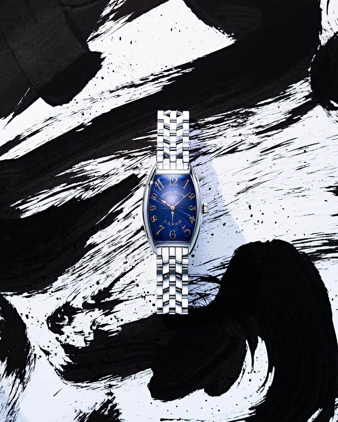 FRANCK MULLER JAPANさんのインスタグラム写真 - (FRANCK MULLER JAPANInstagram)「トノウ カーベックス レトログラード セコンド 25th⁠⠀ ⁠⠀ ブランド創設から四半世紀を迎えた今年、ブランドの原点であり、トノウ カーベックスの原点でもある “2851”コレクション。⁠⠀ トノウ カーベックス特有の三次元曲線の美しさが際立つ１本。⁠⠀ ⁠⠀ 「トノウ カーベックス レトログラード セコンド 25th」⁠⠀ 2851RETLTD25TH OAC⁠⠀ ￥1,630,000＋税⁠⠀ ⁠⠀ #franckmuller #cintreecurvex #blue #2851 #complicationwatch #フランクミュラー #トノウカーベックス #機械式時計 ⁠⠀」1月23日 10時15分 - franckmuller_japan