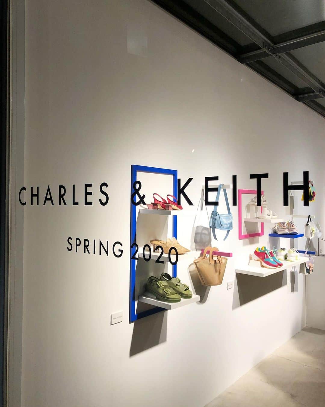 平アスカさんのインスタグラム写真 - (平アスカInstagram)「. CHARLES & KEITH SPRING PRESS DAY👠👜🌹 . 春をかんじる、鮮やかな彩りのシューズやバックたちが可愛いくってアート作品みたい！💛 春物に合わせてオーダーしたシースルーのサンダル履くのたのしみ☺️💚 . かわいいおふたりと📷♥️💋 @yukinoko1111  @matarai_aya  #charleskeith #spring #exhibition #2020」1月23日 10時19分 - asucataira