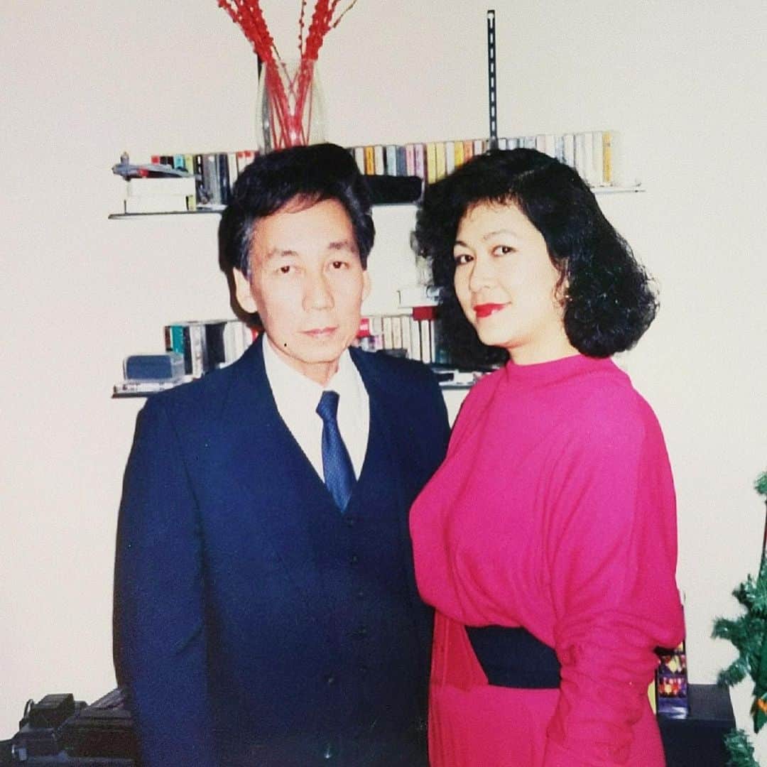 エイミー・ファムのインスタグラム：「happy birthday mama! today you’d be 64 ❤️ you loved flowers and taught me how to make spring rolls, so we got you roses and made some shrimpy ones ☺️🍤 they didn’t turn out as perfect as yours used to be and i had to use different noodles because i couldn’t find vermicelli lol but they made me remember how much i love those memories with you 🥰❤️」