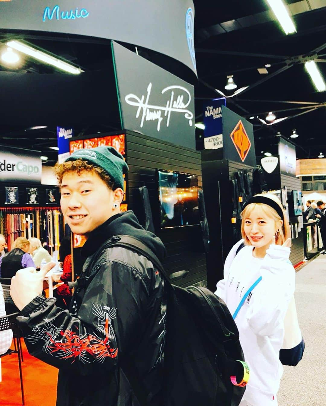 吉田菫さんのインスタグラム写真 - (吉田菫Instagram)「. 数日後にマネージャー2人も遊びに来て、NAMM showへ行ったり観光したり🎸💓マネージャー大興奮！ 初のNAMM showで大興奮、、ほんとに楽しかった！ 沢山の楽器をみて周りアーティストさんも沢山いて凄く刺激を受けました♡ 日本からもアーティストが来ていてライブしてたけどほんとにかっこよくて、いけいけ〜かっこいいぞ〜日本代表〜最高〜って気持ちでした😂✨ . エドワードともランチして、沢山お話しできてすごく為になりました💯 一度きりの人生何がなんでも楽しんでとにかく挑戦することは大切◎  たまにうまくいかなくて悩んだり、落ち込んだりもするけどね☺︎ ずっとわくわくドキドキしながらやりたいことを実現する為に挑む🔥 自分に負けるな！ . #NAMMでリュックゲット #namm2020  #nammshow  #すぅ旅」1月23日 10時29分 - sumiredooon1228