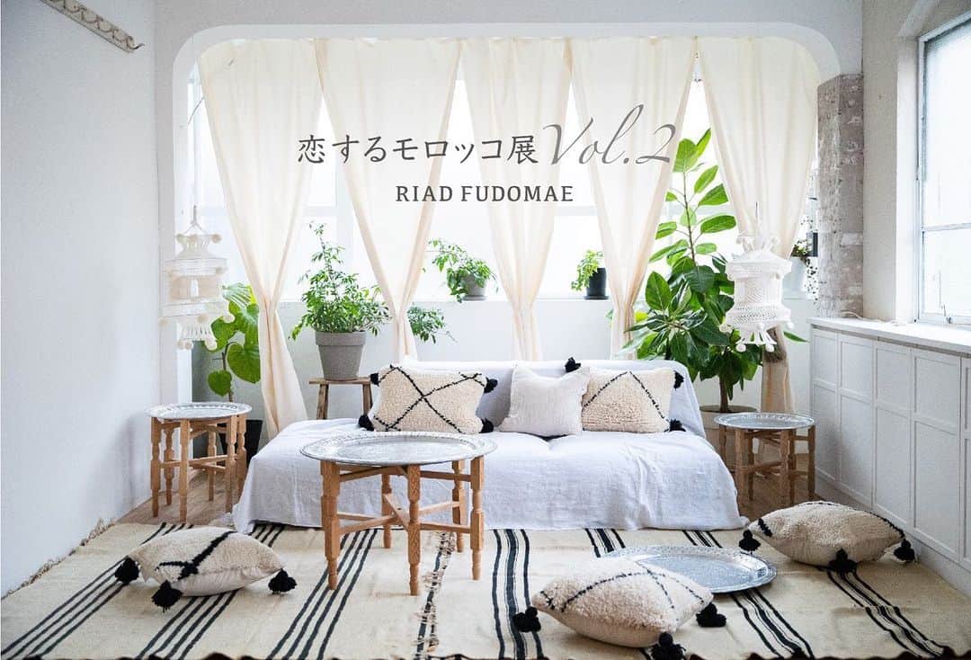 のインスタグラム：「【恋するモロッコ展vol.2～RIAD FUDOMAE～】﻿ ﻿ モロッコ展まで残りあと1日となりました！﻿ ﻿ オルネドフォイユでは、今回もフォトスポットをご用意しております。﻿ ﻿ こちらのリヤド風スタイリング、実はまだ途中段階なので、本日も完成に向けて準備を進めていきます！﻿ ﻿ 完売してしまったモロッコクッション他、グラスランプシェードやアニマルヘッドなど、人気商品も多数ご用意しております！﻿ ※商品の写真はイメージです﻿ ﻿ 是非この機会にモロッコテイストをお部屋に取り入れてみてはいかがでしょうか。﻿ ﻿ ﻿ 皆様のご来店をお待ちしております。﻿ ﻿ 【開催日】﻿ 2020年1月24日（金）・25日（土）・26日（日）﻿ 【営業時間】﻿ 11:00～19:00﻿ ﻿ ＊日曜日も営業いたします﻿ ＊SOUVENIR de PARISの商品は別会計となります﻿ ＊SOUVENIR de PARIS 山端朱美さん：期間中、終日在店﻿ ﻿ #恋するモロッコ展 　#souvenirdeparis#antiques #antique #vintage #morocco#france #インテリア雑貨 #雑貨 #海外インテリア #インテリアショップ#cushion #クッション #homefabric #ホームファブリック#living#livingroom#暮らしを楽しむ #暮らし #interior #インテリア#ornedefeuilles #オルネドフォイユ」