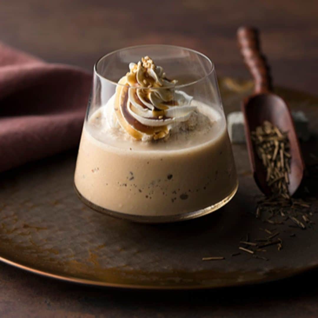 Courtyard by Marriott Tokyoのインスタグラム：「Frozen Hojicha Cheese Latte at GGCo. 🍵😀 Frozen Hojicha tea latte topped with cheese cream has the texture of a smoothie, using Hojicha, soymilk and condensed milk. Enjoy this chilled, refreshing and never-before-seen beverage.  フローズンほうじ茶ラテat GGCo. チーズクリームをトッピングしたフローズンほうじ茶チーズラテは、ほうじ茶、豆乳、練乳を使ってスムージー状仕上げました。冷たくさっぱりとした、今までにない味が楽しめる一品です。😀🍃 #hojicha #tea #deserts #latte #ラテ #ほうじ茶 #hotel #sweets #ginza #銀座」
