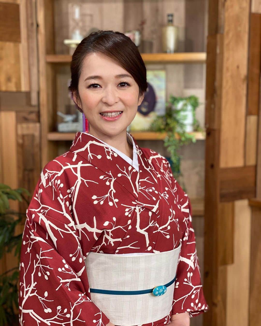小野口奈々さんのインスタグラム写真 - (小野口奈々Instagram)「・ 昨日の収録で着せていただいた着物👘✨ テラコッタ寄りの赤に白の帯が映えて とっても可愛かったです🥰 髪もバランスよくまとめていただいて🌸 今年は着物を着る機会がたくさんあると良いな💕 #着物 #衣装 #kimono #fashion」1月23日 10時25分 - nana0no