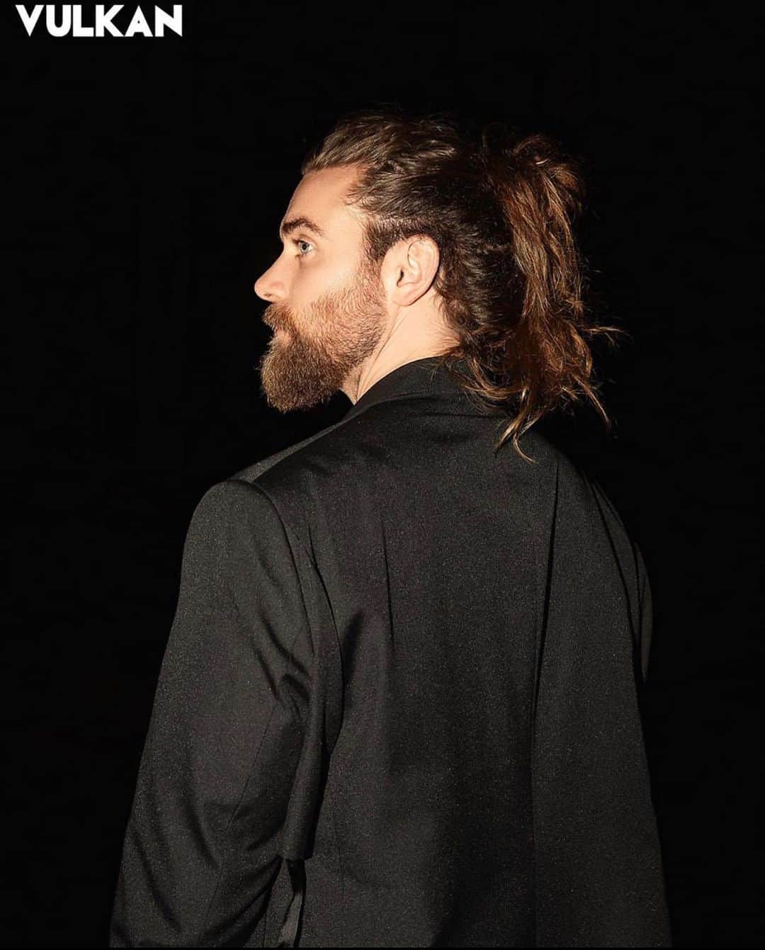 モデル、ブロック・オハーンのインスタグラム：「Every now and again I look back at where I started and I am consumed with gratitude. I know and believe the best is yet to come 🙏🏽」