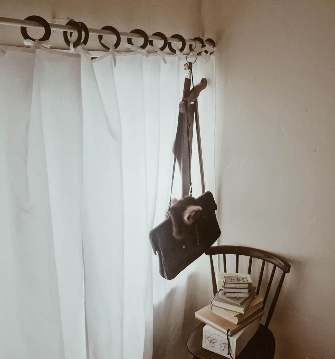 Yuiのインスタグラム：「. poor visibility due to rain but good mood. poor windows have finally been given curtains a year later.」
