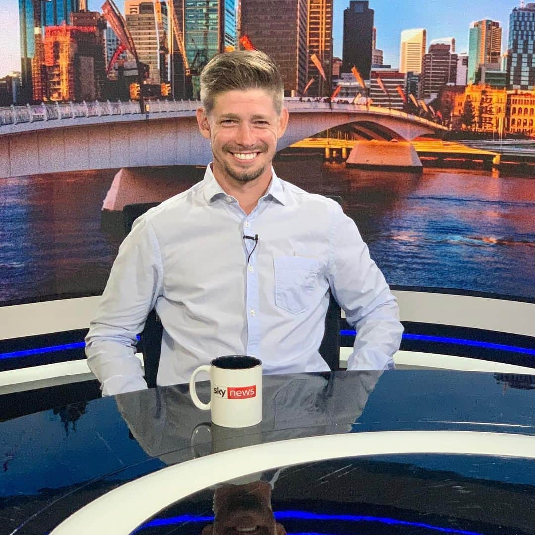 ケーシー・ストーナーさんのインスタグラム写真 - (ケーシー・ストーナーInstagram)「Great to be in the Fox Sports studios talking about my suit auction. Thanks for the support guys.  Link to bid in the bio 👆🏻 @foxsportsaus」1月23日 10時28分 - official_cs27