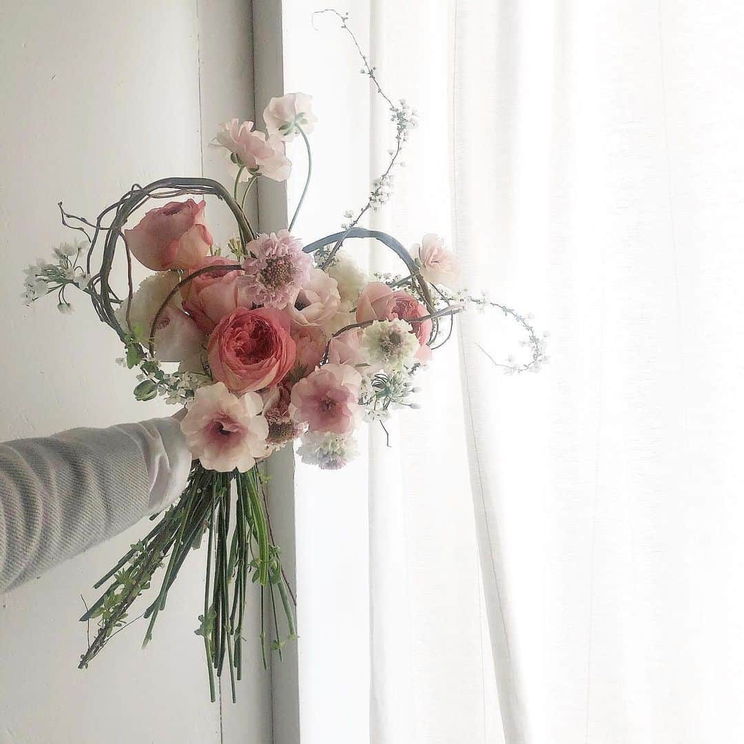 플로리스트 이주연 florist Lee Ju Yeonさんのインスタグラム写真 - (플로리스트 이주연 florist Lee Ju YeonInstagram)「. . 발렌타인데이에 어울리는 하트부케  발레타인데이 꽃다발 미리 예약해 주세요 💕 . #하트부케 #하트꽃다발 . . 订花 WeChat ID vaness_flower 클래스상시모집 당일꽃주문가능 #수업문의 #주문예약 #lesson #Order  Katalk ID vaness52 WeChat ID vaness_flower E-mail vanessflower@naver.com . 강남구 역삼동608-16 📞02-545-6813 . #vanessflower #florist #flowershop #handtied #flowerlesson #花束 #花束包装 #바네스플라워 #플로리스트 #꽃다발 #웨딩부케 #역삼역꽃집 #언주역꽃집 #플라워레슨 #꽃다발주문 #꽃수업 #기업출강 #꽃주문  #대관 #공간대여 #공간쉐어 #강남대관 #세미나대관 #발렌타인데이꽃다발」1月23日 10時32分 - vanessflower