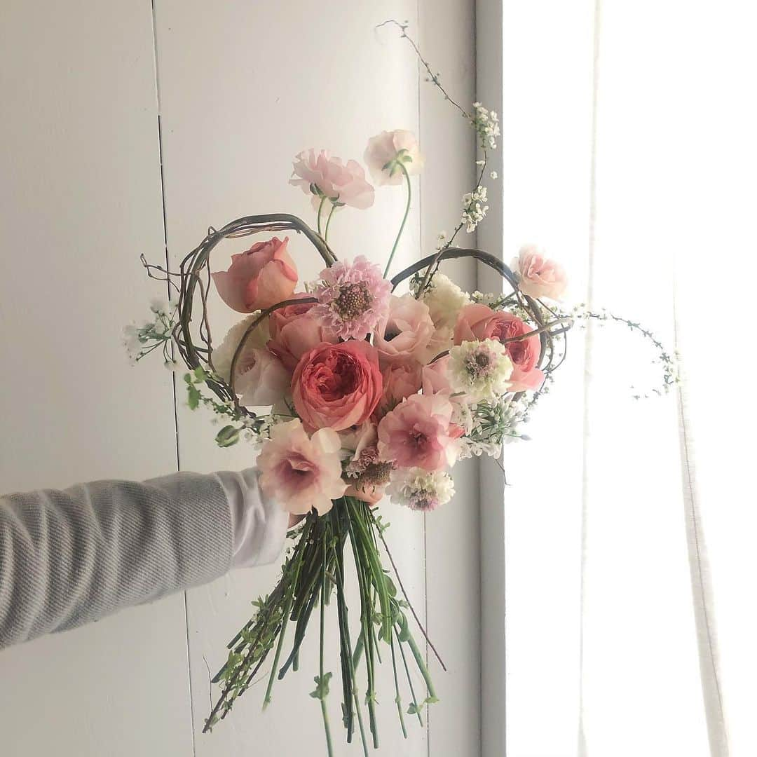 플로리스트 이주연 florist Lee Ju Yeonさんのインスタグラム写真 - (플로리스트 이주연 florist Lee Ju YeonInstagram)「. . 발렌타인데이에 어울리는 하트부케  발레타인데이 꽃다발 미리 예약해 주세요 💕 . #하트부케 #하트꽃다발 . . 订花 WeChat ID vaness_flower 클래스상시모집 당일꽃주문가능 #수업문의 #주문예약 #lesson #Order  Katalk ID vaness52 WeChat ID vaness_flower E-mail vanessflower@naver.com . 강남구 역삼동608-16 📞02-545-6813 . #vanessflower #florist #flowershop #handtied #flowerlesson #花束 #花束包装 #바네스플라워 #플로리스트 #꽃다발 #웨딩부케 #역삼역꽃집 #언주역꽃집 #플라워레슨 #꽃다발주문 #꽃수업 #기업출강 #꽃주문  #대관 #공간대여 #공간쉐어 #강남대관 #세미나대관 #발렌타인데이꽃다발」1月23日 10時32分 - vanessflower