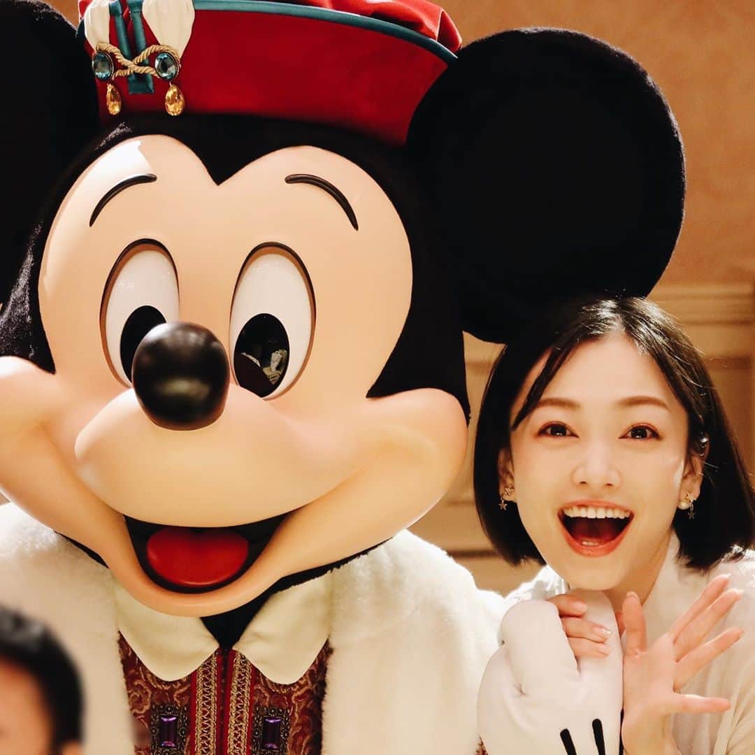 のインスタグラム：「ミッキーの前では 誰も皆、エイジレス！ ・ 『ミッキィィィィイイイイ😍』ってなっちゃうよね。 ・ ・ #tokyodisneyresort #tokyodisneysea #disney #disneysea #disneygram #mickeymouse #mickey #instagood #instalike #instalove #instadisney #instajapan #japanesegirl」