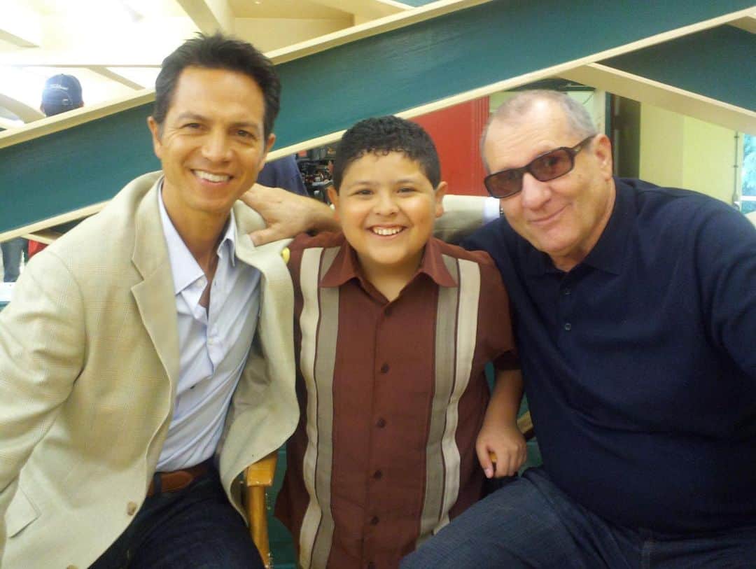 リコ・ロドリゲスのインスタグラム：「@benjaminbratt returns tonight in an all new episode of #ModernFamily! Oh how time flies...so honored to have called these men my tv dads!」