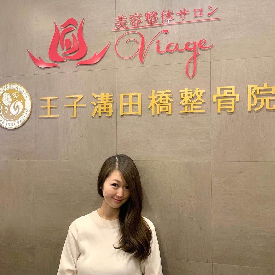 花田浩菜のインスタグラム：「#産後のボディケア ❤️ . ストーリーにもあげましたが、昨日は念願！！の#産後骨盤矯正 へ。 もう妊娠後期から#腰痛 にずーーーっと悩まされ、産後も良くなる事なく#帝王切開 後の寝たきりの時も仰向けで寝てると腰が崩壊しそうに痛くてほんと辛かったの😂😭 . . #王子溝田橋整骨院  @ouji_viage2013  で今回施術して頂きました！ この日は実家で子供2人を見てもらって行きましたが、なんとこちらは  #託児所付き整体院 なんです👶❤️✨ ビル内に防音の#キッズスペース　があり、保育士の資格を持ったスタッフさんが追加料金なしで子供を見てくれるのでほんと、ママの味方😭😭❤️ . . 個室でリラックスできる空間で、 そんなに痛くない施術なのに一度で開いた骨盤が指2本分ほど締まってびっくり！ かつ反り腰と首の前傾が酷くて首&肩こりがすごかったのも、afterの画像は姿勢が自然と首のあたりが真っ直ぐになっているのがわかるほど❤️（🔜スワイプ） 締めてコリもほぐされて、帰りはだいぶ身体が楽に感じました〜😭 産後の体って交通事故にあった後と同じくらいのダメージを受けているそうで😱、無理したりケアを怠ると、将来産後のダメージが降りかかるらしい😭 1人目の時にはじめて産後の辛さを痛感したけどほんと、大ダメージですよね💦 . . こちらでは#骨盤矯正 だけでなく、 姿勢診断、インボディチェックも始まる前にしてくれるので（🔜スワイプ）、 体の歪みはもちろん、食生活や今後のエクササイズなどのアドバイスもしてくれます❤️体のキレイをトータルサポートしてくれるので#産後ダイエット を考える方にもぴったりな整骨院でした✨ちなみに上の階には #託児所付き の美容エステサロンもあるんです😍 . . 帝王切開でも#1ヶ月検診 で問題がなく、かつ自分の傷が痛くなければOKなので！ 産後６週間経った今、 前回の産後何もしなくて体重だけ痩せてタルタルになってしまった体をリベンジで本気で#ボディケア 頑張ろう！と思ってます〜😂✨ #産後のボディケア 事情はハイライトにも乗せています😊 . . #王子溝田橋整骨院 #王子整骨院 #美容エステサロンviage #産後骨盤矯正 #王子 #託児所付き整体院 #pr #コラボベース #ママライフ #ママ美容 #産後1ヶ月 #赤ちゃんのいる生活 #子連れサロン #男の子ママ #女の子ママ #2児ママ #新米ママと繋がりたい #l4l #happy #happy days」