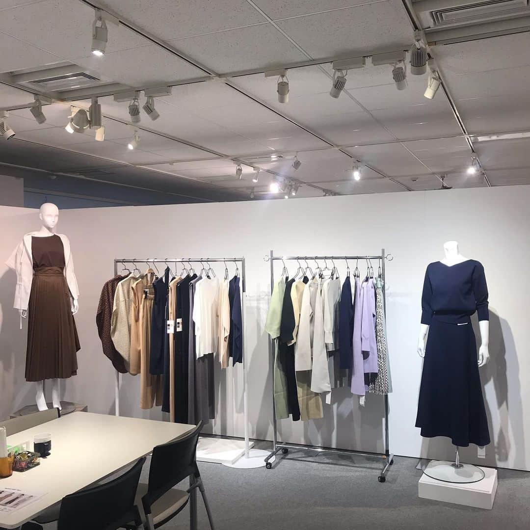 racea_officialさんのインスタグラム写真 - (racea_officialInstagram)「大阪展示会中です！ 2020夏展示会 テーマは NATURAL RELAX STYLE  #RACEA#イベント#企画#20かわSS#Summer#販売#大阪#新作#大人コーデ#大人ファッション#お洒落さんと繋がりたい #高感度#高品質#モード#ファッション#春コーデ#instafashion #展示会 #ファッション」1月23日 10時44分 - racea_official