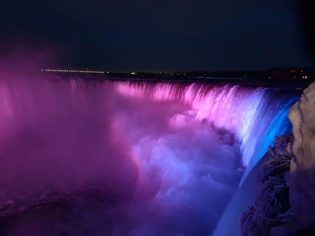 ゴーダ・ブトクテさんのインスタグラム写真 - (ゴーダ・ブトクテInstagram)「Niagara Falls ✅  Had a time of my life with incredible people , visiting this place today ❤  Could not be more happy 🇨🇦 . . . . #canada #niagarafalls #ontario #waterfall #friends #livingmybestlife #kanada #toronto #happiness #bucketlist」1月23日 10時49分 - godabutkute