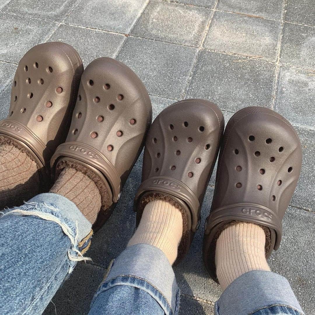 のインスタグラム：「CrocsAndSocksで双子コーデを楽しもう✌ ⁣あなたはどっちの色使いが好き？🐻💕 ⁣#Crocs #クロックス #CrocsAndSocks #双子コーデ #ブラウン」