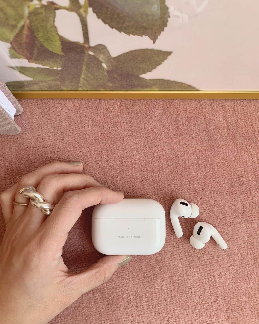 花盛友里のインスタグラム：「スーパーお気に入りアイテム。 AirPods Pro♡ 5週間も待ったわ！ YURI HANAMORI って名前も入ってるんだー、うれぴ。 ノイキャンがすごすぎて映画の中みたいな気分になるよ。  #nomusicnolife  #loveyourselfasyoulovemusic」