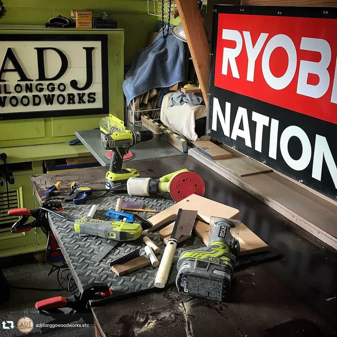 のインスタグラム：「Thanks for adding SUIZAN to your tools!﻿ ﻿ #repost @adjilonggowoodworks.etc﻿ Tried to do some morning shoptime today before heading out for some errands and don’t feel like cleaning up and this is what my  #stateoftheshopsunday like when I left.﻿ The first time I left the shop cluttered.﻿ But I will be coming back tonight to continue with my final project for 2019.﻿ Later shop! 🥴😱﻿ .﻿ .﻿ .﻿ How often do you deal with the clutter  at ur shop?﻿ ••••••••••••••••••••••••••••﻿ #thanksforlooking  #woodworkingcommunity #workingcomsy  #woodworks ﻿ #woodworking #makers #makerscommunity  #handyman  #diy #craftsmanship ﻿ #suizan #suizanjapan #japanesesaw #japanesesaws #japanesetool #japaneseplane #craftsman #handsaw #handplane #pullsaw #flushcut #dovetail #dozuki #ryoba #woodwork #woodworker #diyideas」