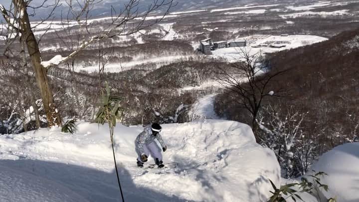 藤森由香のインスタグラム：「Short clip from yesterday’s fun shred in Niseko. Finally we got Japow as usual!  Super fun snowboarding with @13k08 @tsutomunakata @bikke215 and えっちゃん #niseko#japow#マッシュ畑#snowboarding#特訓」