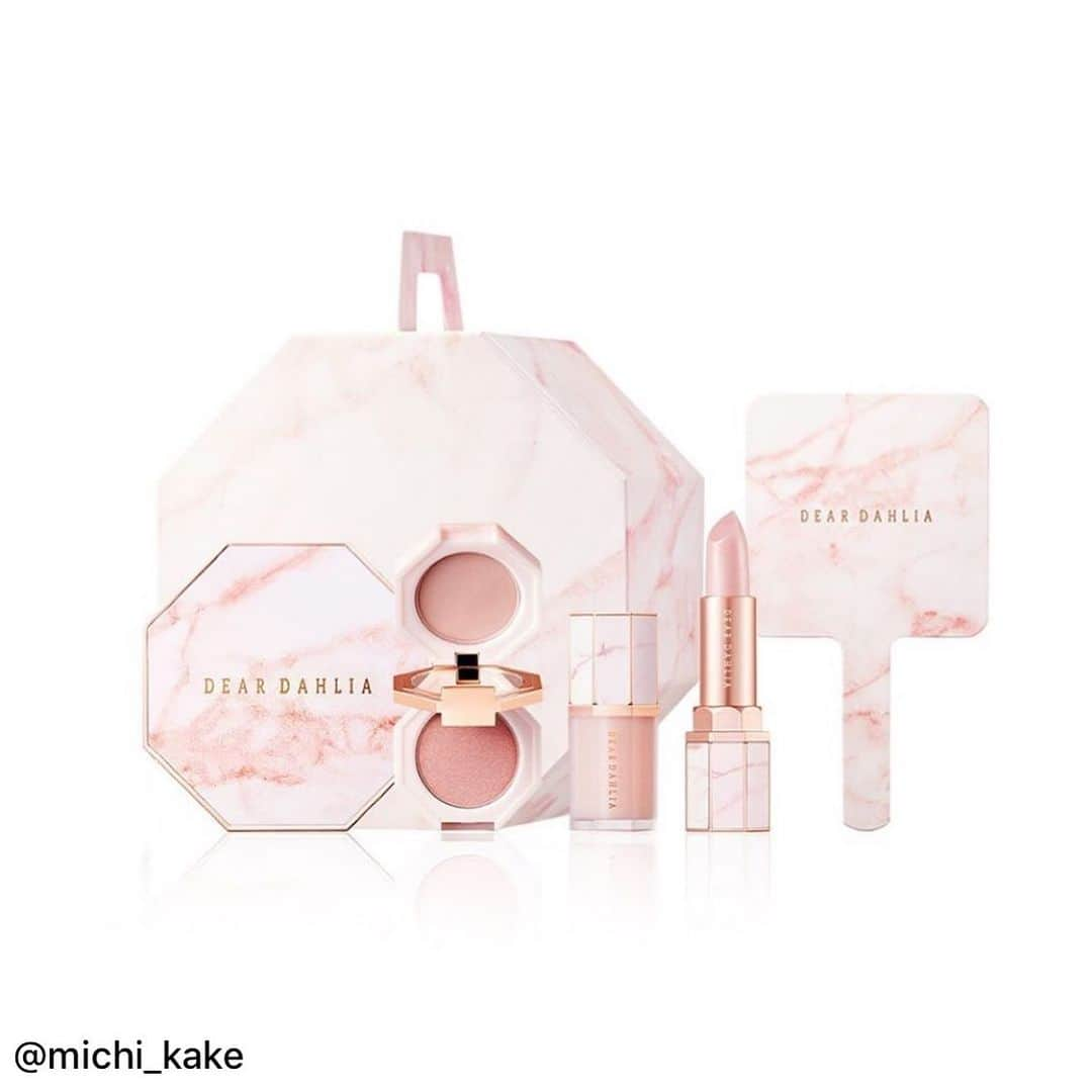 My Little Pouchさんのインスタグラム写真 - (My Little PouchInstagram)「#repost  credit: @michi_kake... ▷▶︎〈DEAR DAHLIA〉shop news @deardahlia_beauty ﻿ プレステージヴィーガンビューティーブランド ＜ディアダリア＞の春コスメを一足先にご紹介します💓 ﻿ 満開のピンクダリアにインスパイアされた ブルーミング コレクションで、 花びらに染まったような幻想的なピンクペタルルックに🌸 ﻿ ブラッシャー デュオのブロッサムパレスは、 目元と頬を水彩画のようにじゅわっと発色します。 ﻿ ティントバームとオイルエッセンスで 唇の荒れを防ぎながら、春のメイクを楽しんで♪  2020年1月23日(木)から、 大丸松坂屋のオンラインショップ・ 大丸梅田店 5階 ミチカケの〈ディアダリア〉にて、 ブルーミングエディション フル ブルーム セットを販売！  保湿力高めのクッションファンデーションは、 カラーもお選びいただけます♪ 数量限定でミニマットリップ3色付き！  この機会をお見逃しなく✨ ﻿ ~~~~~~~~~~~~~~~~~~~~~~~~~~~~~﻿ 月のみちかけのように、﻿ あなたのリズムに寄り添う。﻿ ﻿ ミチカケofficialホームページへは、﻿ こちらのプロフィールのリンクからどうぞ。﻿ 🌔🌕 @michi_kake 🌒🌑﻿ ~~~~~~~~~~~~~~~~~~~~~~~~~~~~~﻿ ﻿」1月23日 11時24分 - mylittlepouch_official