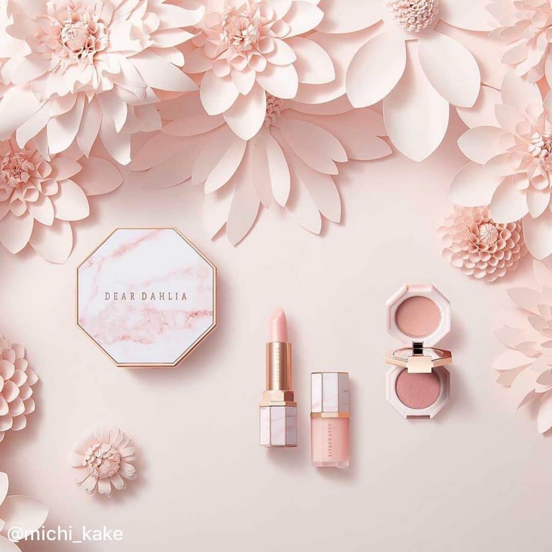 My Little Pouchのインスタグラム：「#repost  credit: @michi_kake... ▷▶︎〈DEAR DAHLIA〉shop news @deardahlia_beauty ﻿ プレステージヴィーガンビューティーブランド ＜ディアダリア＞の春コスメを一足先にご紹介します💓 ﻿ 満開のピンクダリアにインスパイアされた ブルーミング コレクションで、 花びらに染まったような幻想的なピンクペタルルックに🌸 ﻿ ブラッシャー デュオのブロッサムパレスは、 目元と頬を水彩画のようにじゅわっと発色します。 ﻿ ティントバームとオイルエッセンスで 唇の荒れを防ぎながら、春のメイクを楽しんで♪  2020年1月23日(木)から、 大丸松坂屋のオンラインショップ・ 大丸梅田店 5階 ミチカケの〈ディアダリア〉にて、 ブルーミングエディション フル ブルーム セットを販売！  保湿力高めのクッションファンデーションは、 カラーもお選びいただけます♪ 数量限定でミニマットリップ3色付き！  この機会をお見逃しなく✨ ﻿ ~~~~~~~~~~~~~~~~~~~~~~~~~~~~~﻿ 月のみちかけのように、﻿ あなたのリズムに寄り添う。﻿ ﻿ ミチカケofficialホームページへは、﻿ こちらのプロフィールのリンクからどうぞ。﻿ 🌔🌕 @michi_kake 🌒🌑﻿ ~~~~~~~~~~~~~~~~~~~~~~~~~~~~~﻿ ﻿」