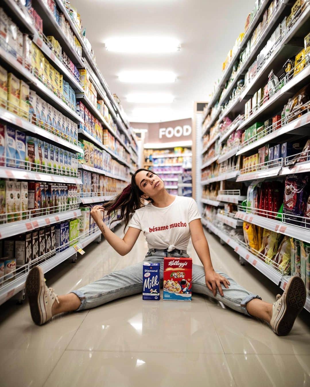 Katy Esquivelのインスタグラム：「La vergüenza sólo sirve para perder oportunidades 💃🏻 . Muchas veces me toca tomar fotos en la calle/lugares públicos y lo más común es que personas se queden mirando 😅 Es normal porque les da curiosidad pero a veces esto puede intimidarnos demasiado y hasta nos lleva a sacar conclusiones incómodas. Aunque es fácil asumir que estas personas nos criticarán y se burlaran, créanme que si ese es el caso, 15 minutos después se habrán olvidado del tema y probablemente ya están pensando en algo más. . Se dieron cuenta que en la 2da foto me veo más alta y en el video más bajita? Todo está en el ángulo y en el tipo de lente que uses! Si tomas fotos ligeramente desde abajo, te verás más alto, si tomas fotos desde arriba te verás más chiqui! Yo tomo casi todas mis fotos desde abajo 😂❤️ . Edité esta foto usando uno de mis presets favoritos de la colección Free Spirit: Guava 📸 . Thanks @moretti for shooting this!!!」