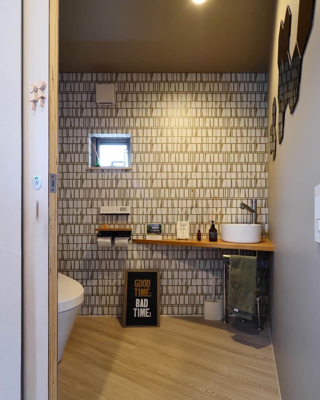 ソラマド香川のインスタグラム：「オシャレで快適なトイレ空間。 ・ ・ --------------------------------------- ‐‐　★「ソラマドの家」資料請求はこちら ・ → @request.soramadokagawa ・ ‐‐　★もっと施工事例を見たい方はこちら ・ → @soramado_kagawa --------------------------------------- ・ ・ #ソラマド香川 ・ #トイレインテリア#トイレ収納#自然素材#無垢床#マイホーム#新築#自由設計#シンプルな暮らし#自然光#暮らしを楽しむ#空間デザイン#soramado#ソラマド#家づくり#中庭のある家#カフェスタイル#自然素材#漆喰#自然素材の家#コートハウス#空#ウッドデッキ#注文住宅#中庭#おしゃれな家#ソラマドキッチン#設計事務所#センコー産業」