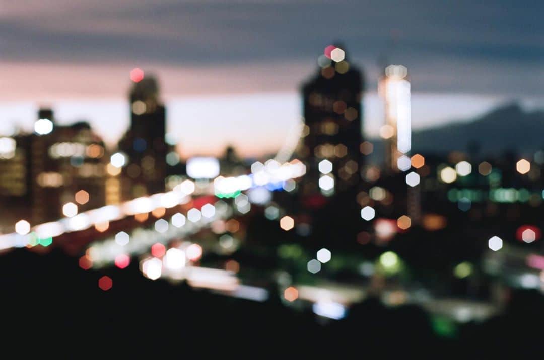 大塚良子のインスタグラム：「NewYork @ryoko_hanne And the answer that’s arrived in me is nothing but the essence of photography is you can take photos in whatever style you like. The photo is a record of what you already have taken in your brain.I think that doesn't matter what kind of equipment you use or if you use digital or film cameras. It’s more important what you like to express in them.  写真の本質、それは好きなスタイルで撮ることにほかならないということ。写真は既に脳内で撮り終わったものを記録するもの。デジタルだろうがフィルムだろうが機材なんて関係ない。何で撮るかではなく何を表現の主たるものにするかが大切。 #わたしの写真備忘録 #nyc#photography#photooftheday  #ニューヨーク」