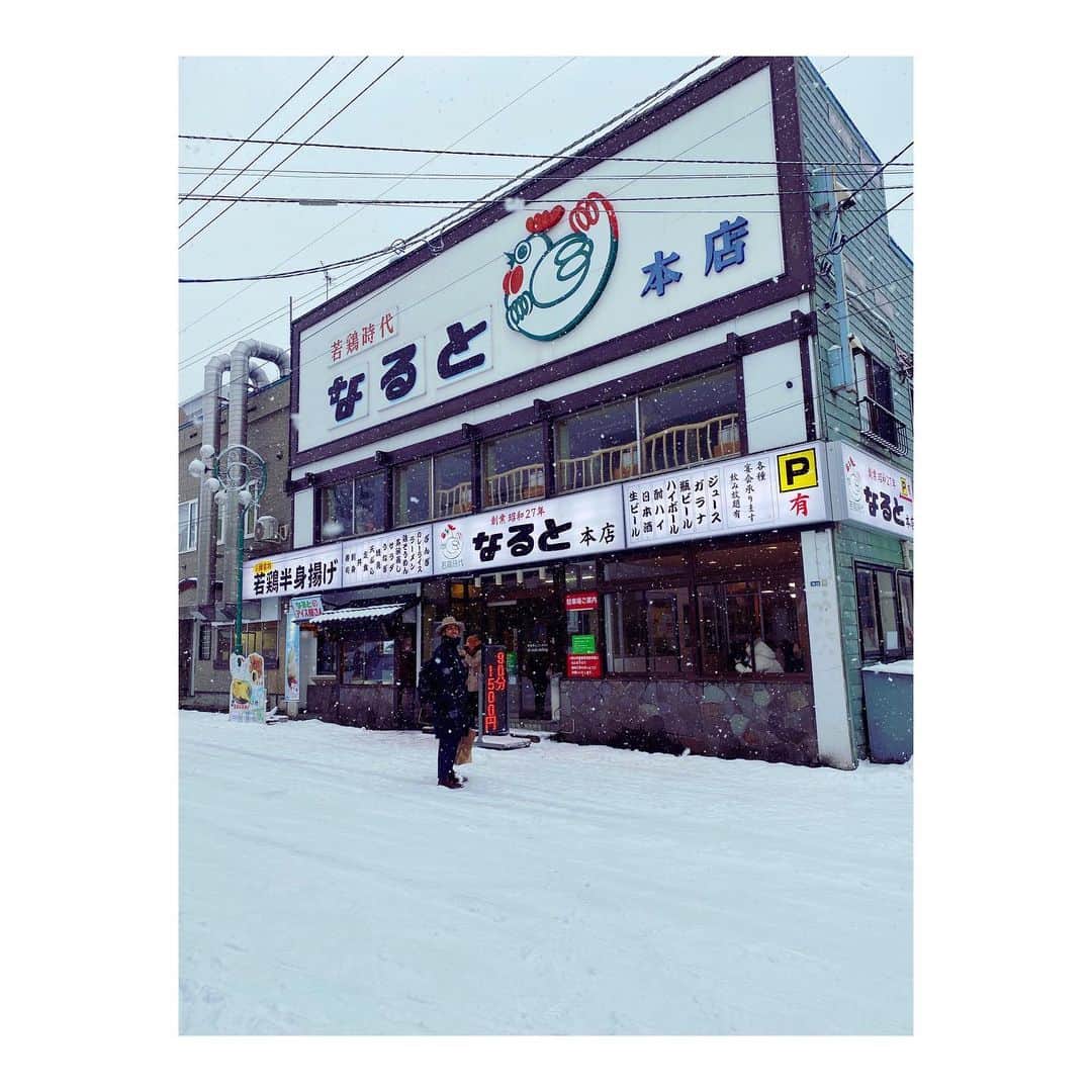 幸太さんのインスタグラム写真 - (幸太Instagram)「HOKKAIDO time﻿ ﻿ ﻿ 専門学校時代の仲間と﻿ 札幌に戻った仲間に1年に一度﻿ 会いに行く…✈️﻿ ﻿ ﻿ という口実の、食い倒れツアー（笑）﻿ ﻿ ﻿ 雪不足☃️で全然…って言ってたはずが、﻿ まさかの雪降りまくりで﻿ 若干吹雪いてるし…（苦笑）﻿ ﻿ ﻿ ﻿ ﻿ 昨年行けなかったから、﻿ 2年ぶりに行けたけど﻿ ﻿ やっぱり北海道は美味い😋﻿ ﻿ ﻿ #お菓子 、#半身揚げ 、#ジンギンスカン 、﻿ #寿司 、#あんかけ焼きそば 、﻿ #ラーメン 、#スープカレー (麺だったけど)、﻿ #市場の蟹 、、、﻿ ﻿ ﻿ どれ食っても🤤﻿ ﻿ ﻿ ﻿ ﻿ そしてまさかの都内ぬ戻って﻿ そのままオーディションになり💦﻿ ﻿ ﻿ ﻿ 移転したばかりの仲間の店で﻿ ヘアセット🙏﻿ ﻿ ﻿ 都内で修行して札幌に戻った彼ら夫婦の店は、﻿ 技術はもちろん﻿ センスに溢れた空間で、﻿ 本当にカッコ良かったです‼️﻿ ﻿ ﻿ 理美容室、着付け、アンティーク着物、﻿ デザイン事務所が融合した　#sou理美容所 ﻿ ﻿ 札幌の皆さん、是非チェックしてみてね﻿ ﻿ ﻿ ﻿ ﻿ 仲間と一緒にいけた北海道✈️﻿ 美味しいもの食べて呑んで😋﻿ 20年来の仲間に会えて😊﻿ ﻿ ﻿ 毎回弾丸過ぎるツアーだけど﻿ こうやって仲間と会える事に感謝でしかない…﻿ ﻿ ﻿ さあー、なんか北海道よりコッチの方が﻿ 寒い気が🥶するけど…﻿ エネルギー入れた分、頑張りまーす💪﻿ ﻿ ﻿ #trip #hokkaido #reunion #barberlife #sapporo #nakama ﻿ #中央理容専門学校 ﻿ #皆んな #理容師 #インスタ映えスポット ﻿ #実は俺も #理容師免許あり ﻿ #美食ツアー #幸旅 ﻿ #弾丸札幌 ﻿ #なると #メディスンマン #二条市場 #長内商店」1月23日 11時43分 - kotawave