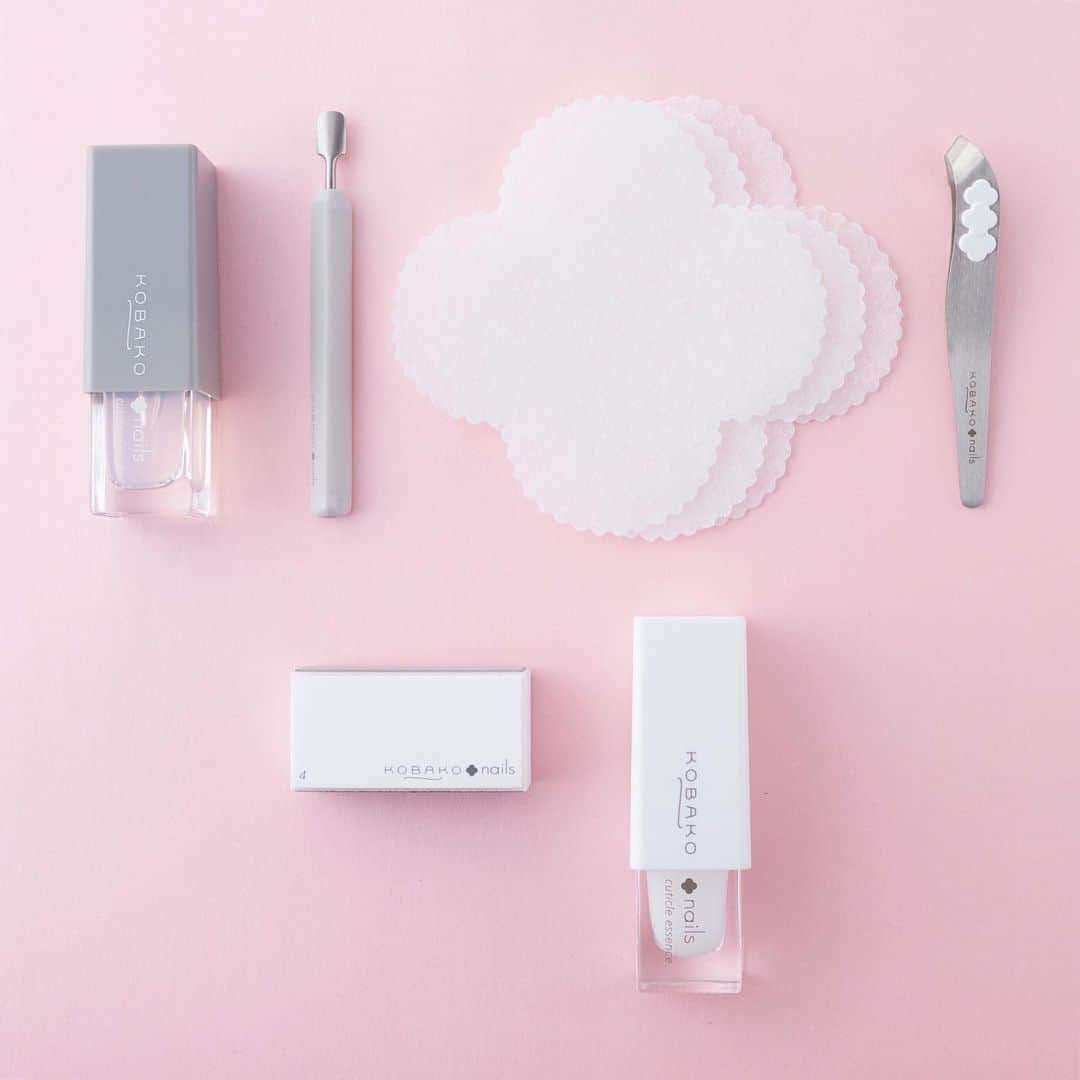 のインスタグラム：「Weekend Beauty Tips. 寒い季節のぬくぬくおこもり美容で、爪のくすみの原因とサヨナラ！ お手入れの成果が“見える”ルースキューティクルケアで、モチベーションもup⇧ --- #kobako #コバコ #kobakonails #コバコネイルズ #beautytools #ビューティーツール #produitdebeauté #nailcare #ネイルケア #セルフネイルケア #soindesmains #爪のお手入れ #美甲 #handcare #ネイルケアセット #キューティクルエッセンス #ブロックバッファー #beauty #beauté #美妝 #instabeauty #instagood #kai #貝印 #weekendbeauty #おこもり美容」