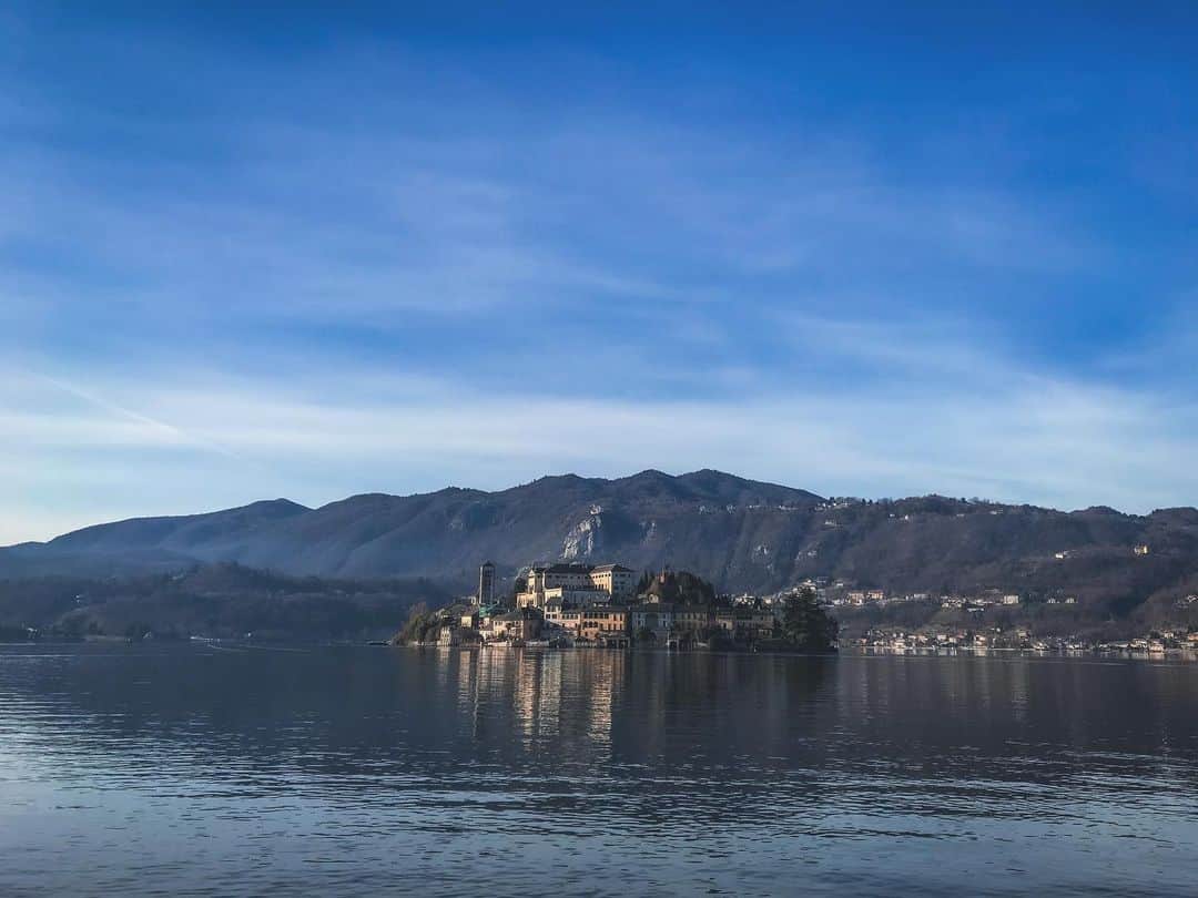 上本昌代さんのインスタグラム写真 - (上本昌代Instagram)「湖に浮かぶ小さな小さな島がとても幻想的なオルタ湖の朝と夕方✨ カモがたくさん🦆🦆可愛かった😊 #ortasangiulio #オルタサンジュリオ #lagodiorta #piemonte #ピエモンテ #italy #italia #イタリア #nature #湖 #lake #鴨 #島 #タビジョ #旅好き #時差投稿 #まだまだある🏞」1月23日 11時50分 - masayomai