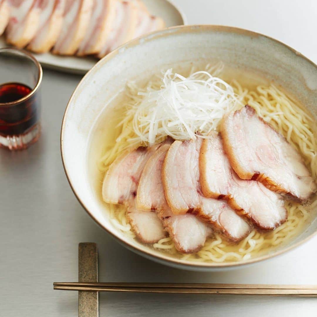 récolteレコルトさんのインスタグラム写真 - (récolteレコルトInstagram)「. 【EATips】FUN WAY Recipe おこもりしたい日の、あったかメニュー ＜全2回＞ . 寒い日に食べたくなるもの。それはラーメン😆💕　ラーメンにのせたい具といえば、、、ということで［コンパクト ライスクッカー］の付属レシピを担当してくださった料理家の村山さんが教えてくれたのは、自家製チャーシューのレシピです👏👏👏😋 . ［コンパクト ライスクッカー］はラーメン屋さんが作るようなジューシーなチャーシューが、材料を入れてスイッチを押すだけで簡単に作れます🤗低温調理でゆっくりじっくり味をしみこませたチャーシューはラーメンの具はもちろん、チャーハンの具やおつまみにも活躍してくれますよ😊👌 . 加熱が終わったらしっかり冷まして味をしみこませてね☺️ https://recolte-jp.com/eatips/funway/recipe/202001-1-2 . #recolte  #レコルト #compactricecooker #コンパクトライスクッカー  #炊飯器  #低温調理　 #炊飯器レシピ #自家製チャーシュー #チャーシュー #煮豚 #チャーシューメン #ラーメン #ラーメン大好き #レシピ  #簡単レシピ  #手作り  #手料理　 #美味しい  #おうちごはん  #料理好きな人と繋がりたい #テーブルクッキング  #キッチン家電  #ギフト家電　 #村山由紀子 #eatips  #イーティップス」1月23日 11時52分 - recolte_official