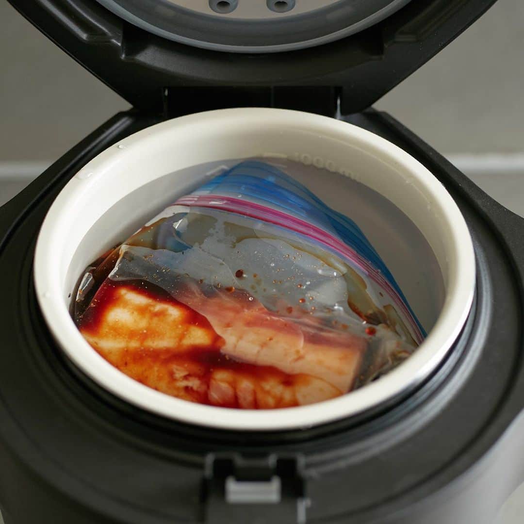 récolteレコルトさんのインスタグラム写真 - (récolteレコルトInstagram)「. 【EATips】FUN WAY Recipe おこもりしたい日の、あったかメニュー ＜全2回＞ . 寒い日に食べたくなるもの。それはラーメン😆💕　ラーメンにのせたい具といえば、、、ということで［コンパクト ライスクッカー］の付属レシピを担当してくださった料理家の村山さんが教えてくれたのは、自家製チャーシューのレシピです👏👏👏😋 . ［コンパクト ライスクッカー］はラーメン屋さんが作るようなジューシーなチャーシューが、材料を入れてスイッチを押すだけで簡単に作れます🤗低温調理でゆっくりじっくり味をしみこませたチャーシューはラーメンの具はもちろん、チャーハンの具やおつまみにも活躍してくれますよ😊👌 . 加熱が終わったらしっかり冷まして味をしみこませてね☺️ https://recolte-jp.com/eatips/funway/recipe/202001-1-2 . #recolte  #レコルト #compactricecooker #コンパクトライスクッカー  #炊飯器  #低温調理　 #炊飯器レシピ #自家製チャーシュー #チャーシュー #煮豚 #チャーシューメン #ラーメン #ラーメン大好き #レシピ  #簡単レシピ  #手作り  #手料理　 #美味しい  #おうちごはん  #料理好きな人と繋がりたい #テーブルクッキング  #キッチン家電  #ギフト家電　 #村山由紀子 #eatips  #イーティップス」1月23日 11時52分 - recolte_official
