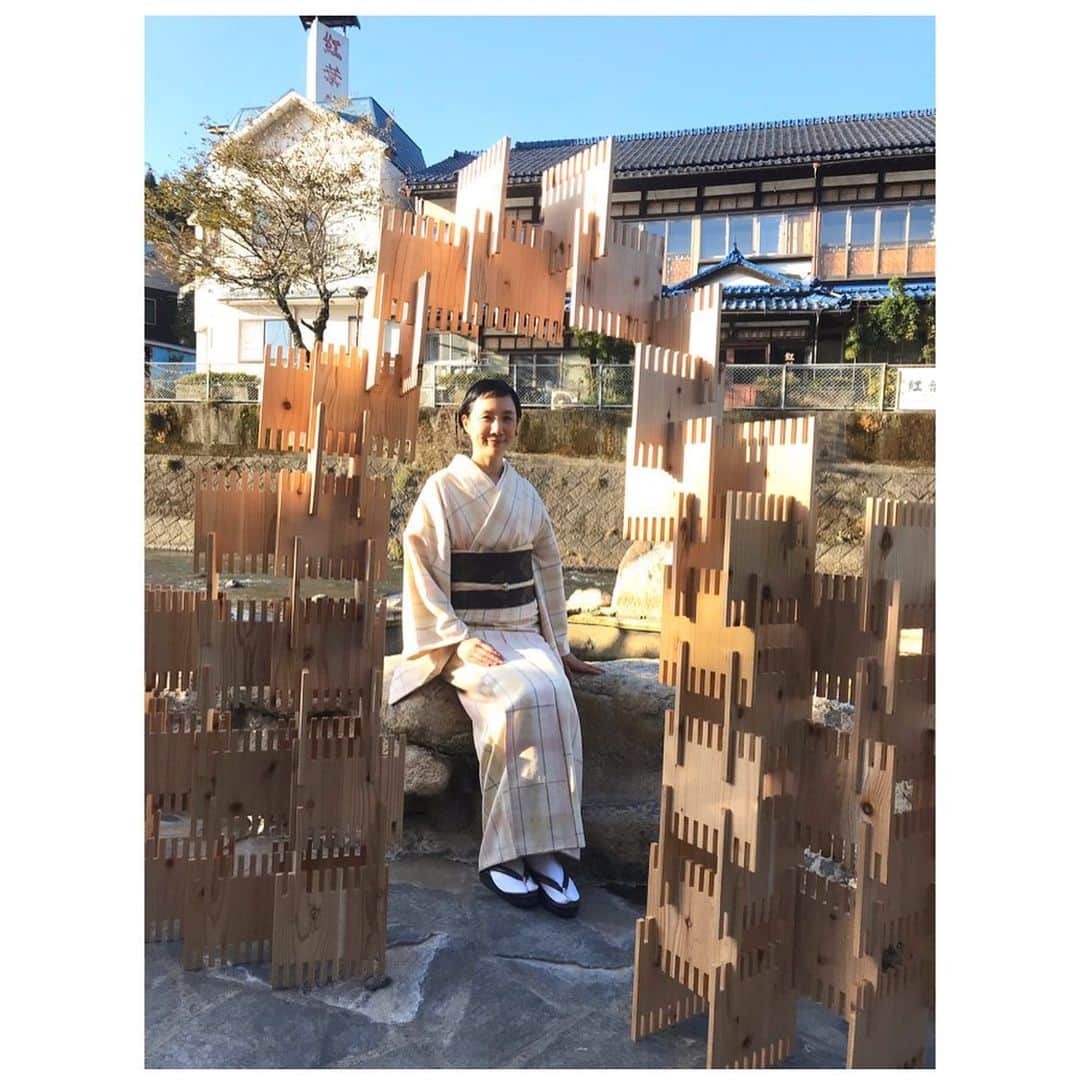 はなさんのインスタグラム写真 - (はなInstagram)「「七緒」冬号のロケで大分県竹田市を旅してきました。１枚目はなんと組み立て式の茶室！青空の下、手作りの薬草茶をごちそうになりました。エッセイも執筆していますのでぜひご覧ください！ #ガニ湯茶会 #七緒 #photosbytadakoji #kitsukeandhairmakebyishikawachie」1月23日 11時56分 - hanalovestaco