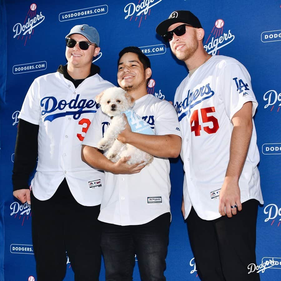 Los Angeles Dodgersさんのインスタグラム写真 - (Los Angeles DodgersInstagram)「On Day 3 of the #DodgersLoveLA Tour, @yungjoc650 and @matt_beatybu stopped by Pet Family Photo Day. Back at the stadium, the Dodgers hosted the Girls Academic Leadership Academy to teach them about STEM in baseball.」1月23日 11時56分 - dodgers