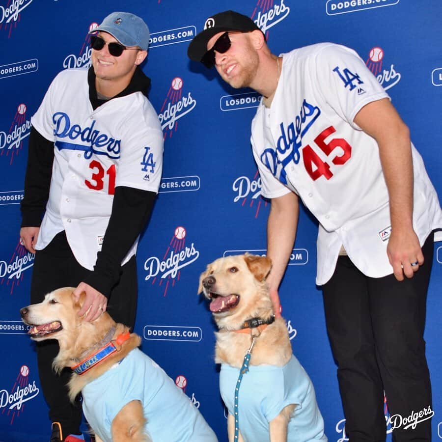 Los Angeles Dodgersさんのインスタグラム写真 - (Los Angeles DodgersInstagram)「On Day 3 of the #DodgersLoveLA Tour, @yungjoc650 and @matt_beatybu stopped by Pet Family Photo Day. Back at the stadium, the Dodgers hosted the Girls Academic Leadership Academy to teach them about STEM in baseball.」1月23日 11時56分 - dodgers