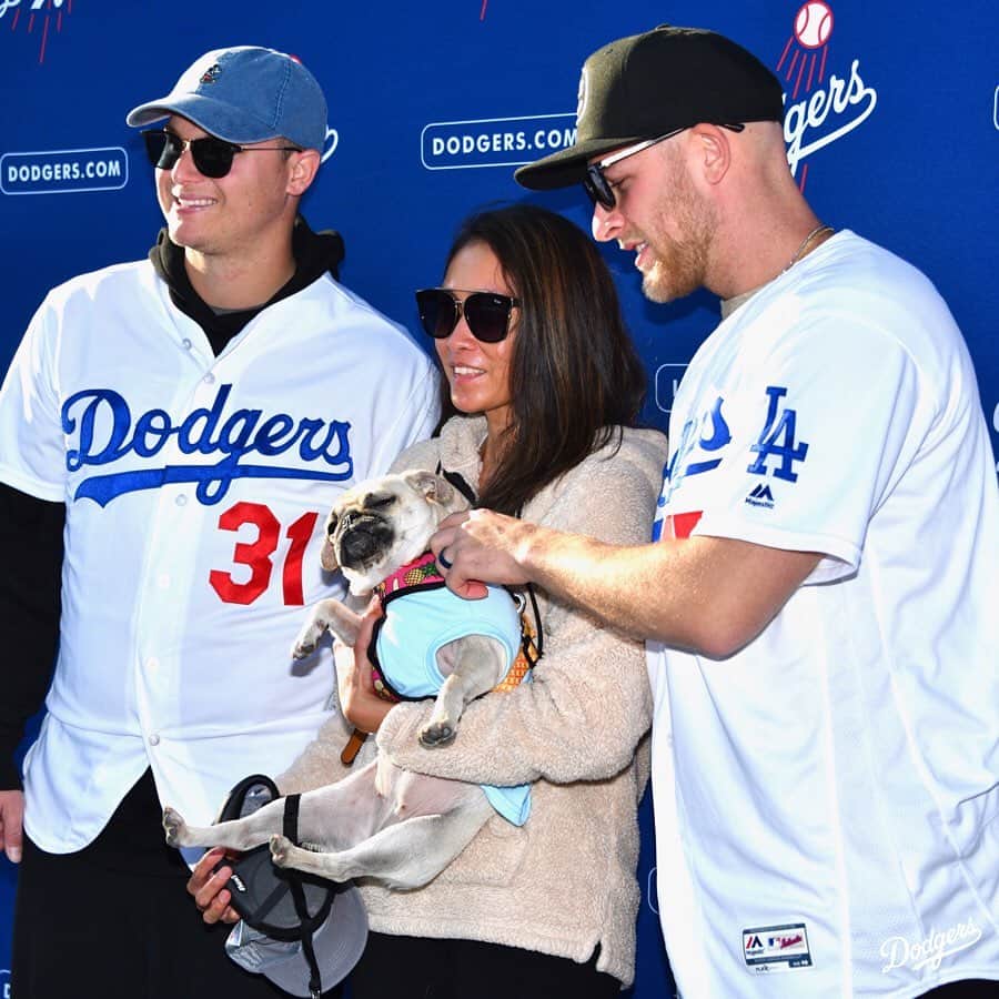 Los Angeles Dodgersさんのインスタグラム写真 - (Los Angeles DodgersInstagram)「On Day 3 of the #DodgersLoveLA Tour, @yungjoc650 and @matt_beatybu stopped by Pet Family Photo Day. Back at the stadium, the Dodgers hosted the Girls Academic Leadership Academy to teach them about STEM in baseball.」1月23日 11時56分 - dodgers