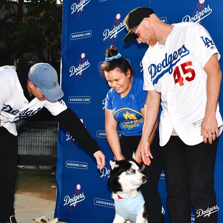 Los Angeles Dodgersさんのインスタグラム写真 - (Los Angeles DodgersInstagram)「On Day 3 of the #DodgersLoveLA Tour, @yungjoc650 and @matt_beatybu stopped by Pet Family Photo Day. Back at the stadium, the Dodgers hosted the Girls Academic Leadership Academy to teach them about STEM in baseball.」1月23日 11時56分 - dodgers