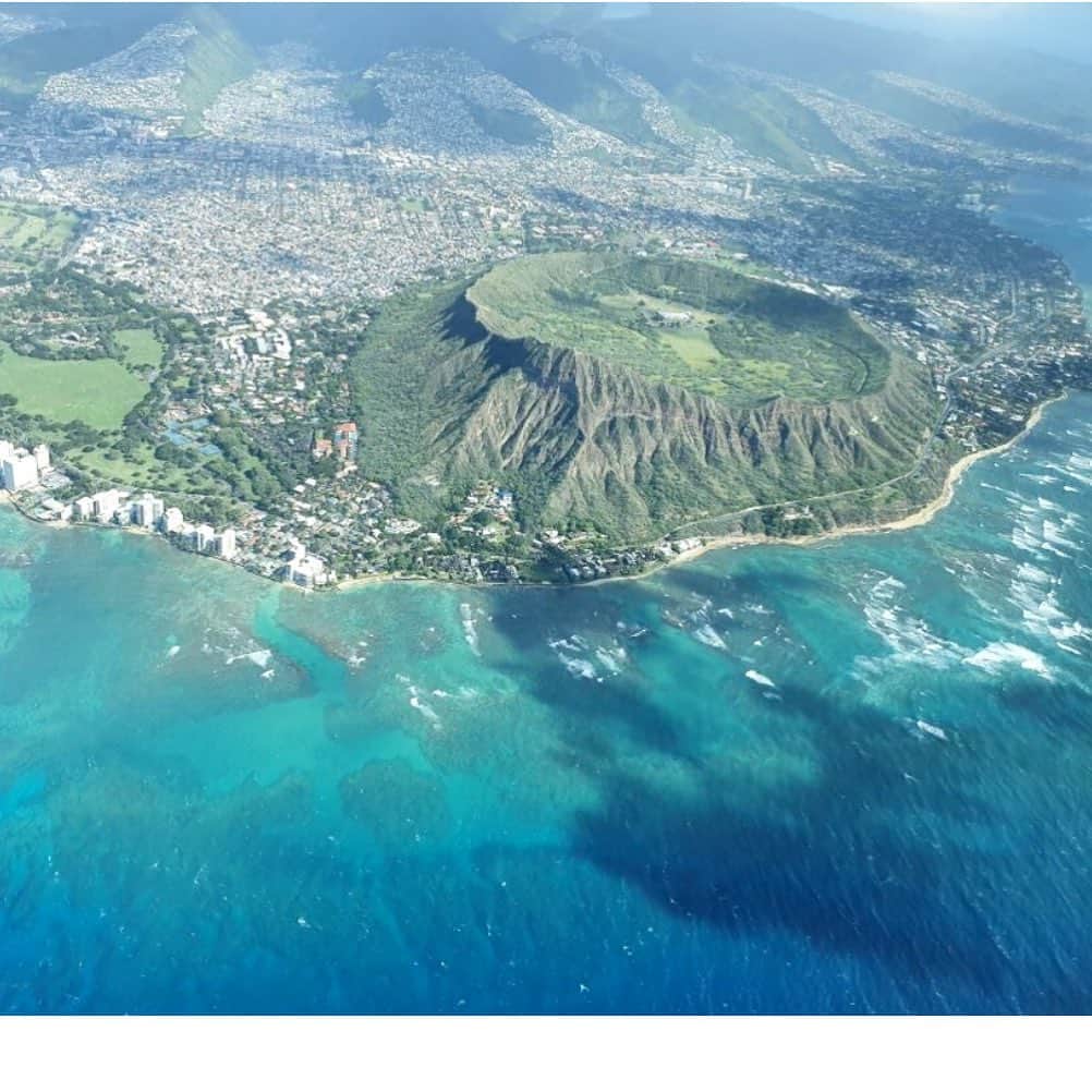 マキ・コニクソンさんのインスタグラム写真 - (マキ・コニクソンInstagram)「雨が多いとダイアモンドヘッドは緑色になるんだよ。 See you soon!! 👋🏼 オーランドに行って来まぁす！✈️ #ハワイのおすそ分け🤙🏼 #オーランドはあまりご近所じゃありません。😆」1月23日 12時01分 - makikonikson